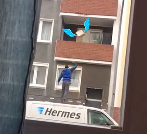 hermes paketbote balkon video|Hermes: Paketbote wirft Pakete auf Balkon – Video sorgt für.